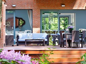 Średni brązowy szary salon z jadalnią, styl nowoczesny - zdjęcie od R Studio - fotografia wnętrz, architektury i przedmiotów