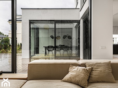 Aranżacje wnętrz - Salon: U SHAPED HOUSE - Salon, styl minimalistyczny - Oskar Firek Architects. Przeglądaj, dodawaj i zapisuj najlepsze zdjęcia, pomysły i inspiracje designerskie. W bazie mamy już prawie milion fotografii!