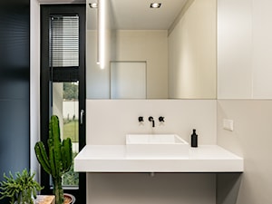 U SHAPED HOUSE - Łazienka, styl minimalistyczny - zdjęcie od Oskar Firek Architects