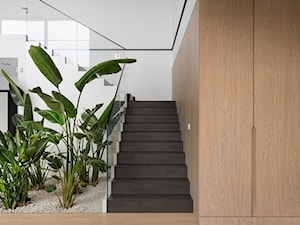 U SHAPED HOUSE - Salon, styl minimalistyczny - zdjęcie od Oskar Firek Architects