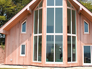 Osiedle domków w Cricket St. Thomas - Średnie jednopiętrowe domy jednorodzinne drewniane z dwuspadowym dachem - zdjęcie od Sokółka Okna i Drzwi S.A.