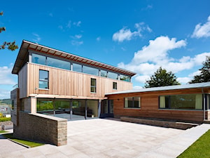 Dom w Kippford - Średnie jednopiętrowe domy drewniane z jednospadowym dachem - zdjęcie od Sokółka Okna i Drzwi S.A.