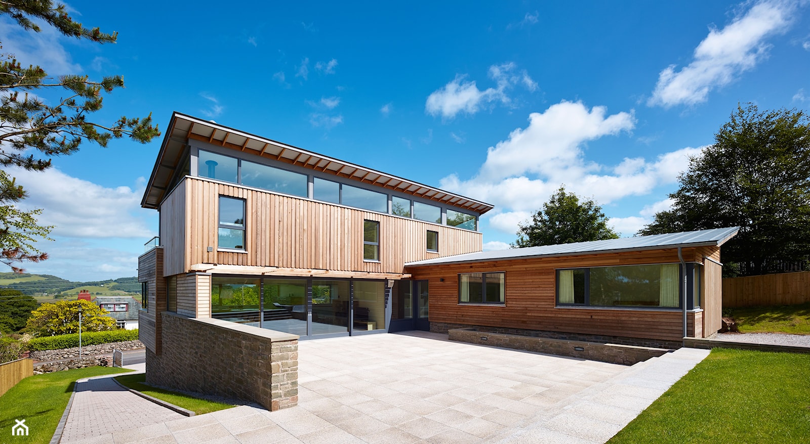 Dom w Kippford - Średnie jednopiętrowe domy drewniane z jednospadowym dachem - zdjęcie od Sokółka Okna i Drzwi S.A. - Homebook