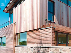 Dom w Kippford - Duże jednopiętrowe nowoczesne domy drewniane z dwuspadowym dachem - zdjęcie od Sokółka Okna i Drzwi S.A.