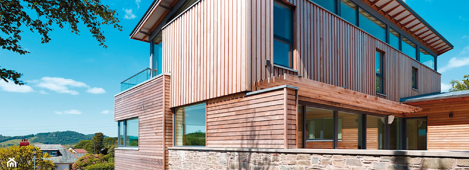 Dom w Kippford - Duże jednopiętrowe nowoczesne domy drewniane z dwuspadowym dachem - zdjęcie od Sokółka Okna i Drzwi S.A. - Homebook