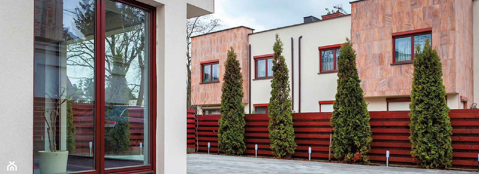 Domek jednorodzinny w miejscowości Wawer - Małe jednopiętrowe nowoczesne domy wielorodzinne murowane - zdjęcie od Sokółka Okna i Drzwi S.A. - Homebook