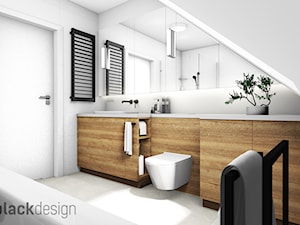 Łazienka z oknem na poddaszu, z wanną i prysznicem. - zdjęcie od black design
