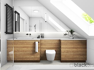 Łazienka z oknem na poddaszu, z wanną i prysznicem. - zdjęcie od black design
