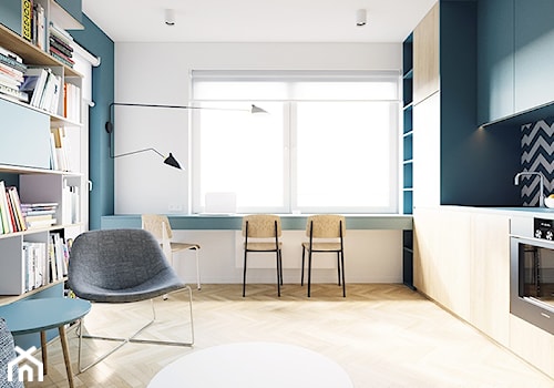 Kolorowa kawalerka - Duże w osobnym pomieszczeniu z zabudowanym biurkiem białe niebieskie biuro, styl nowoczesny - zdjęcie od 081 architekci