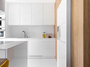 WNĘTRZE CZW_17 - Duża zamknięta biała z zabudowaną lodówką kuchnia w kształcie litery g z oknem z kompozytem na ścianie nad blatem kuchennym, styl nowoczesny - zdjęcie od 081 architekci