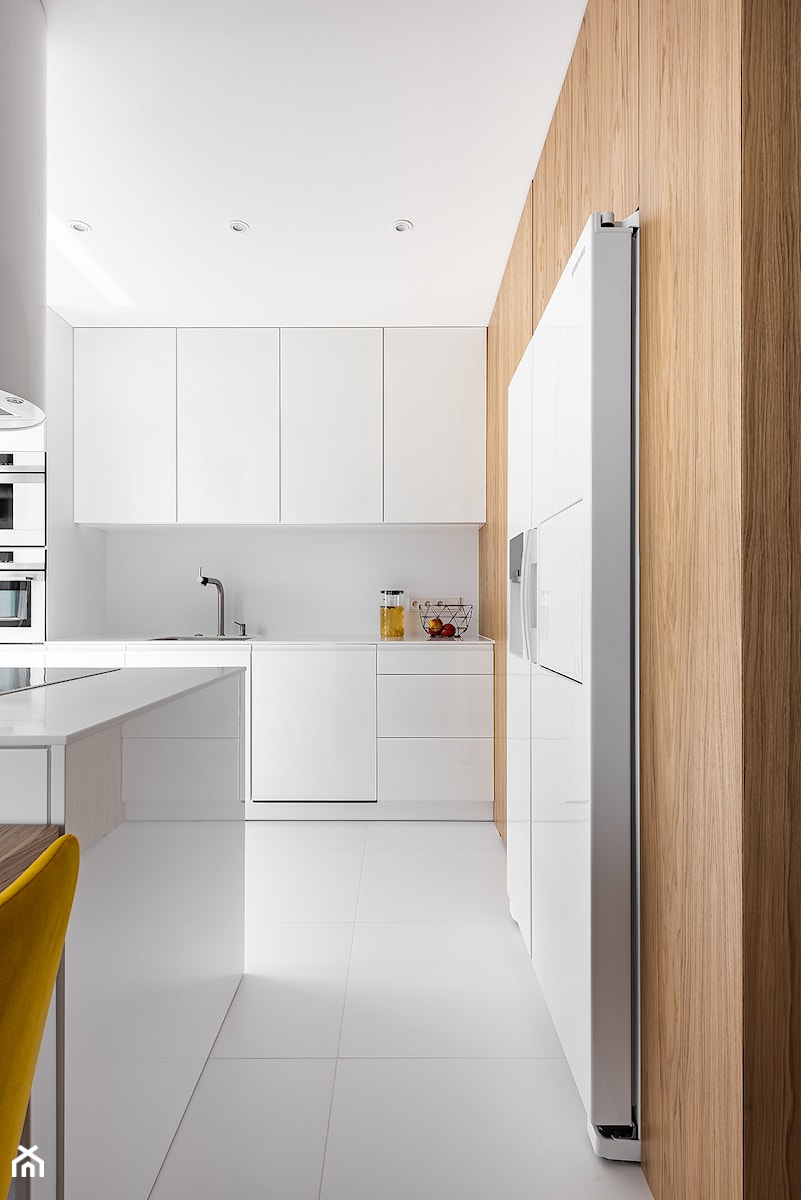 WNĘTRZE CZW_17 - Duża zamknięta biała z zabudowaną lodówką kuchnia w kształcie litery g z oknem z kompozytem na ścianie nad blatem kuchennym, styl nowoczesny - zdjęcie od 081 architekci