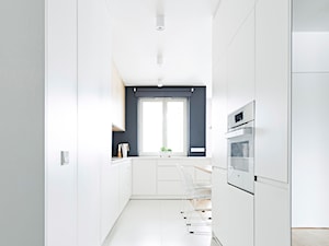 WNĘTRZE SZU_15 - Średnia zamknięta biała czarna z zabudowaną lodówką kuchnia w kształcie litery u z oknem, styl nowoczesny - zdjęcie od 081 architekci