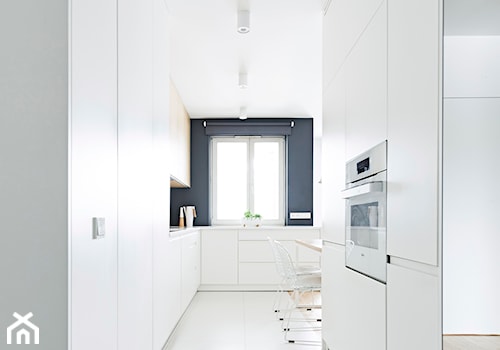 WNĘTRZE SZU_15 - Średnia zamknięta biała czarna z zabudowaną lodówką kuchnia w kształcie litery u z oknem, styl nowoczesny - zdjęcie od 081 architekci