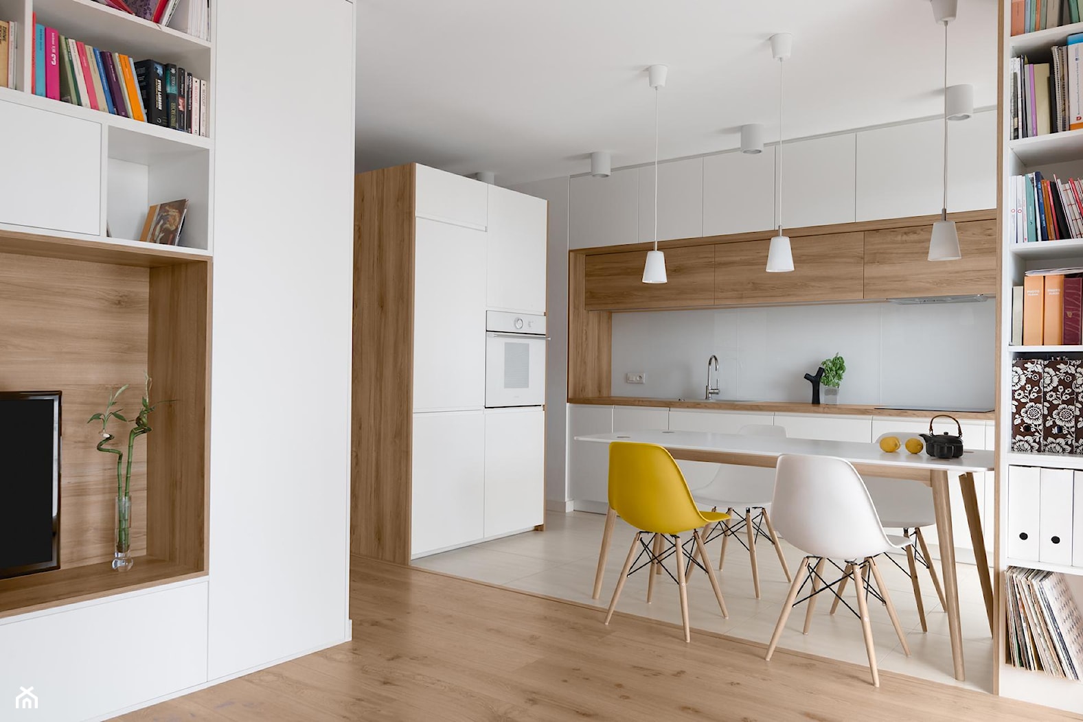 Mieszkanie M&M - Mała biała jadalnia w kuchni, styl nowoczesny - zdjęcie od 081 architekci - Homebook