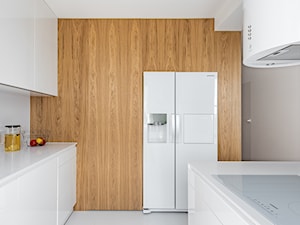 WNĘTRZE CZW_17 - Duża zamknięta biała z zabudowaną lodówką kuchnia dwurzędowa z wyspą lub półwyspem z oknem, styl nowoczesny - zdjęcie od 081 architekci