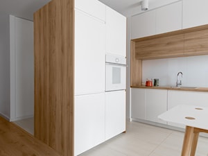 Mieszkanie M&M - Średnia otwarta z salonem biała z zabudowaną lodówką kuchnia z kompozytem na ścianie nad blatem kuchennym, styl nowoczesny - zdjęcie od 081 architekci
