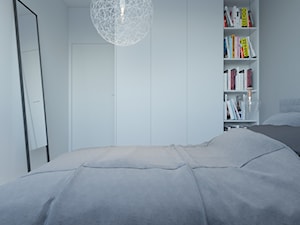 WNĘTRZE PJA - Mała biała sypialnia, styl skandynawski - zdjęcie od 081 architekci