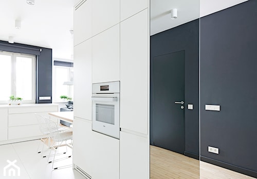 WNĘTRZE SZU_15 - Średnia otwarta z salonem czarna z zabudowaną lodówką kuchnia jednorzędowa z oknem, styl nowoczesny - zdjęcie od 081 architekci