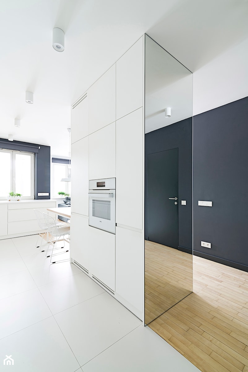 WNĘTRZE SZU_15 - Średnia otwarta z salonem czarna z zabudowaną lodówką kuchnia jednorzędowa z oknem, styl nowoczesny - zdjęcie od 081 architekci