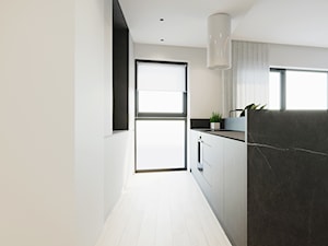 WNĘTRZE ROZ_18 - Mała otwarta biała z zabudowaną lodówką kuchnia dwurzędowa z oknem, styl minimalistyczny - zdjęcie od 081 architekci