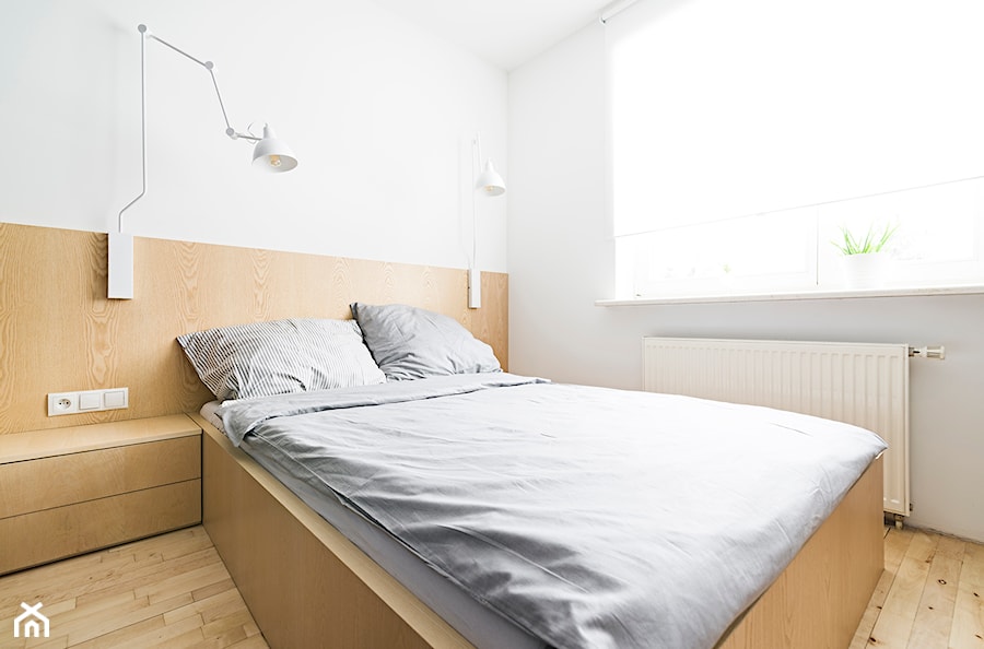 WNĘTRZE SZU_15 - Mała biała sypialnia na poddaszu, styl nowoczesny - zdjęcie od 081 architekci