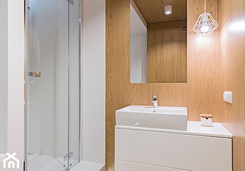 WNĘTRZE SLI - Mała na poddaszu bez okna z lustrem łazienka, styl nowoczesny - zdjęcie od 081 architekci