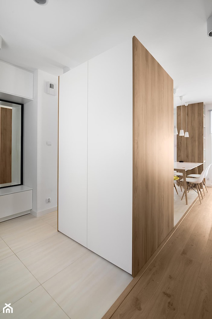 Mieszkanie M&M - Średni biały hol / przedpokój, styl minimalistyczny - zdjęcie od 081 architekci - Homebook