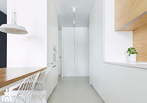 WNĘTRZE SZU_15 - Średnia otwarta z kamiennym blatem biała z zabudowaną lodówką kuchnia dwurzędowa, styl nowoczesny - zdjęcie od 081 architekci