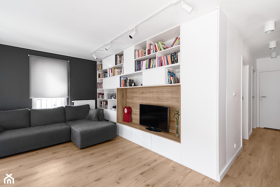Mieszkanie M&M - Duży biały szary salon z bibiloteczką, styl nowoczesny - zdjęcie od 081 architekci