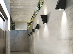 Dekoracje światłem dla ogrodu i tarasu | Ciekawe oświetlenie elewacji w stylu minimalistycznym - zdjęcie od =mlamp.pl= | rozświetlamy wnętrza