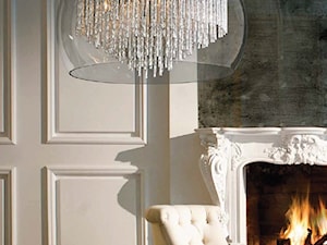 Salon z kominkiem w świetle kryształowej lampy REGO - zdjęcie od =mlamp.pl= | rozświetlamy wnętrza