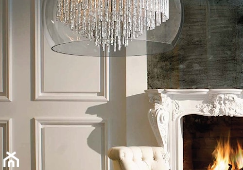Salon z kominkiem w świetle kryształowej lampy REGO - zdjęcie od =mlamp.pl= | rozświetlamy wnętrza