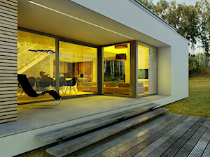 Dom modny - Średni z meblami ogrodowymi taras z tyłu domu, styl nowoczesny - zdjęcie od DOOMO
