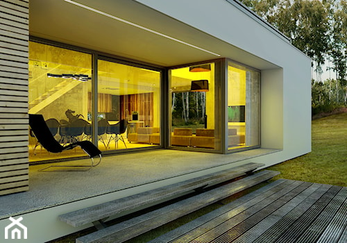 Dom modny - Średni z meblami ogrodowymi taras z tyłu domu, styl nowoczesny - zdjęcie od DOOMO