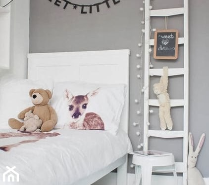szara ściana, biała drabina dekoracyjna w pokoju dziecka, biała rama łóżka