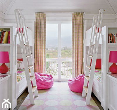 dwa łóżka z antresolą, dwie różowe pufy, dywan w kropki, różowa lampa stołowa