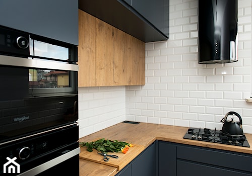 Kuchnia-grafit, biel i drewno - Średnia z zabudowaną lodówką kuchnia w kształcie litery l, styl nowoczesny - zdjęcie od Renee's Interior Design