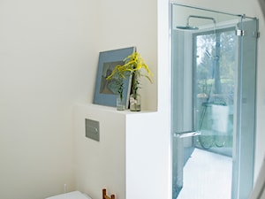Umiłowanie prostoty - Średnia na poddaszu łazienka z oknem, styl minimalistyczny - zdjęcie od Renee's Interior Design