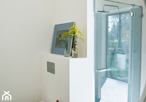 Umiłowanie prostoty - Średnia na poddaszu łazienka z oknem, styl minimalistyczny - zdjęcie od Renee's Interior Design