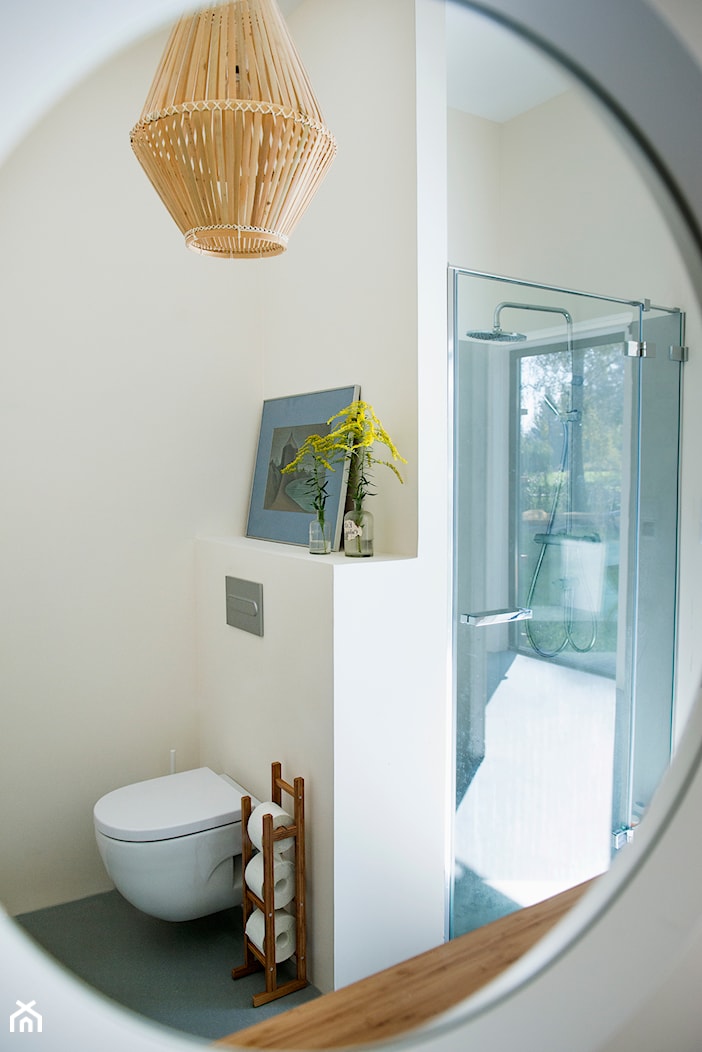 Umiłowanie prostoty - Średnia na poddaszu łazienka z oknem, styl minimalistyczny - zdjęcie od Renee's Interior Design - Homebook