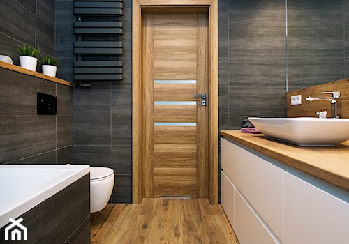 Grafitowo-drewniana łazienka - Mała na poddaszu bez okna łazienka, styl nowoczesny - zdjęcie od Renee's Interior Design