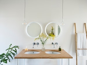 Łazienka wabi-sabi - Z dwoma umywalkami łazienka, styl minimalistyczny - zdjęcie od Renee's Interior Design