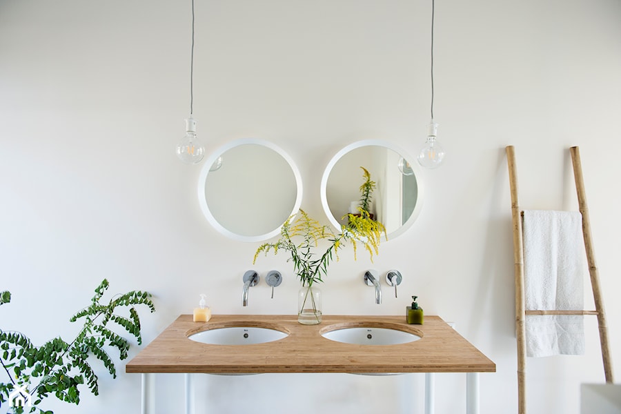 Łazienka wabi-sabi - Z dwoma umywalkami łazienka, styl minimalistyczny - zdjęcie od Renee's Interior Design