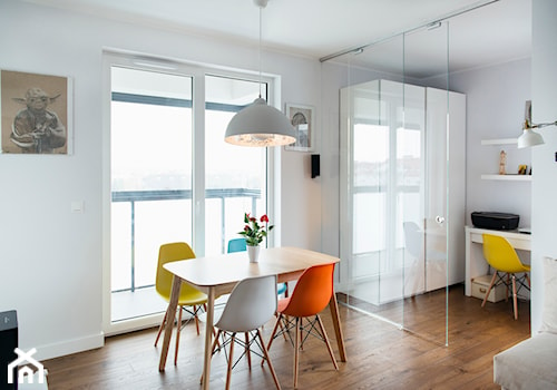 Rodzinnie i kolorowo - Mały biały salon z jadalnią, styl nowoczesny - zdjęcie od Renee's Interior Design