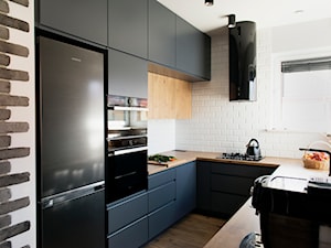 Kuchnia-grafit, biel i drewno - Średnia otwarta biała z lodówką wolnostojącą kuchnia w kształcie litery u z oknem, styl nowoczesny - zdjęcie od Renee's Interior Design