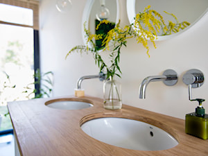 Łazienka wabi-sabi - Z dwoma umywalkami łazienka z oknem, styl minimalistyczny - zdjęcie od Renee's Interior Design