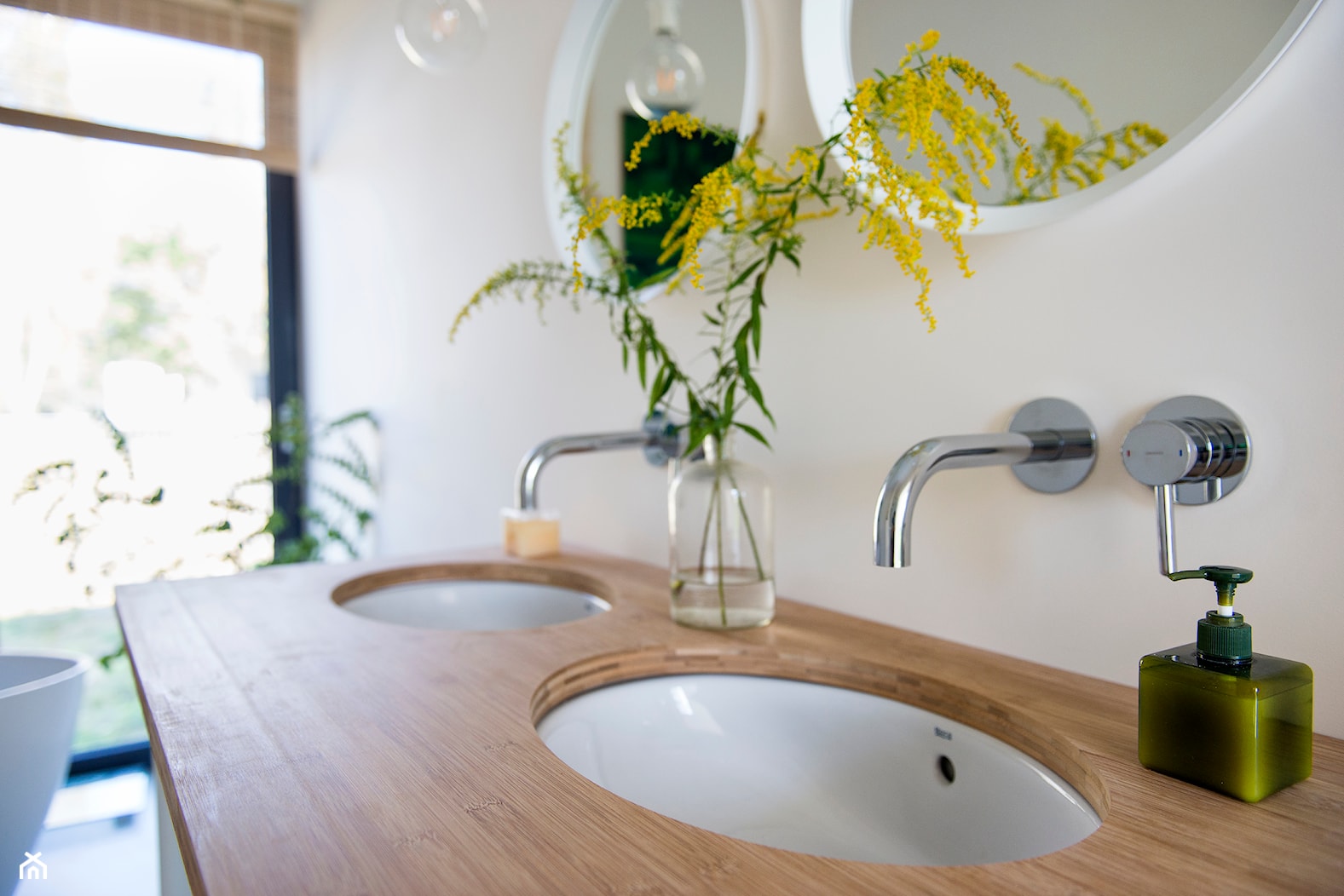 Łazienka wabi-sabi - Z dwoma umywalkami łazienka z oknem, styl minimalistyczny - zdjęcie od Renee's Interior Design - Homebook
