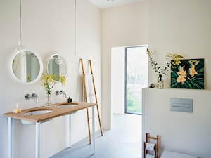 Łazienka wabi-sabi - Średnia bez okna z lustrem z dwoma umywalkami łazienka, styl minimalistyczny - zdjęcie od Renee's Interior Design
