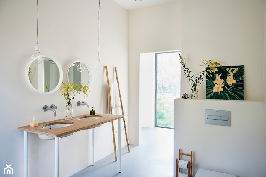 Łazienka wabi-sabi - Średnia bez okna z lustrem z dwoma umywalkami łazienka, styl minimalistyczny - zdjęcie od Renee's Interior Design