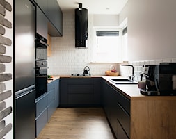Kuchnia-grafit, biel i drewno - Średnia otwarta biała z zabudowaną lodówką z lodówką wolnostojącą ku ... - zdjęcie od Renee's Interior Design - Homebook